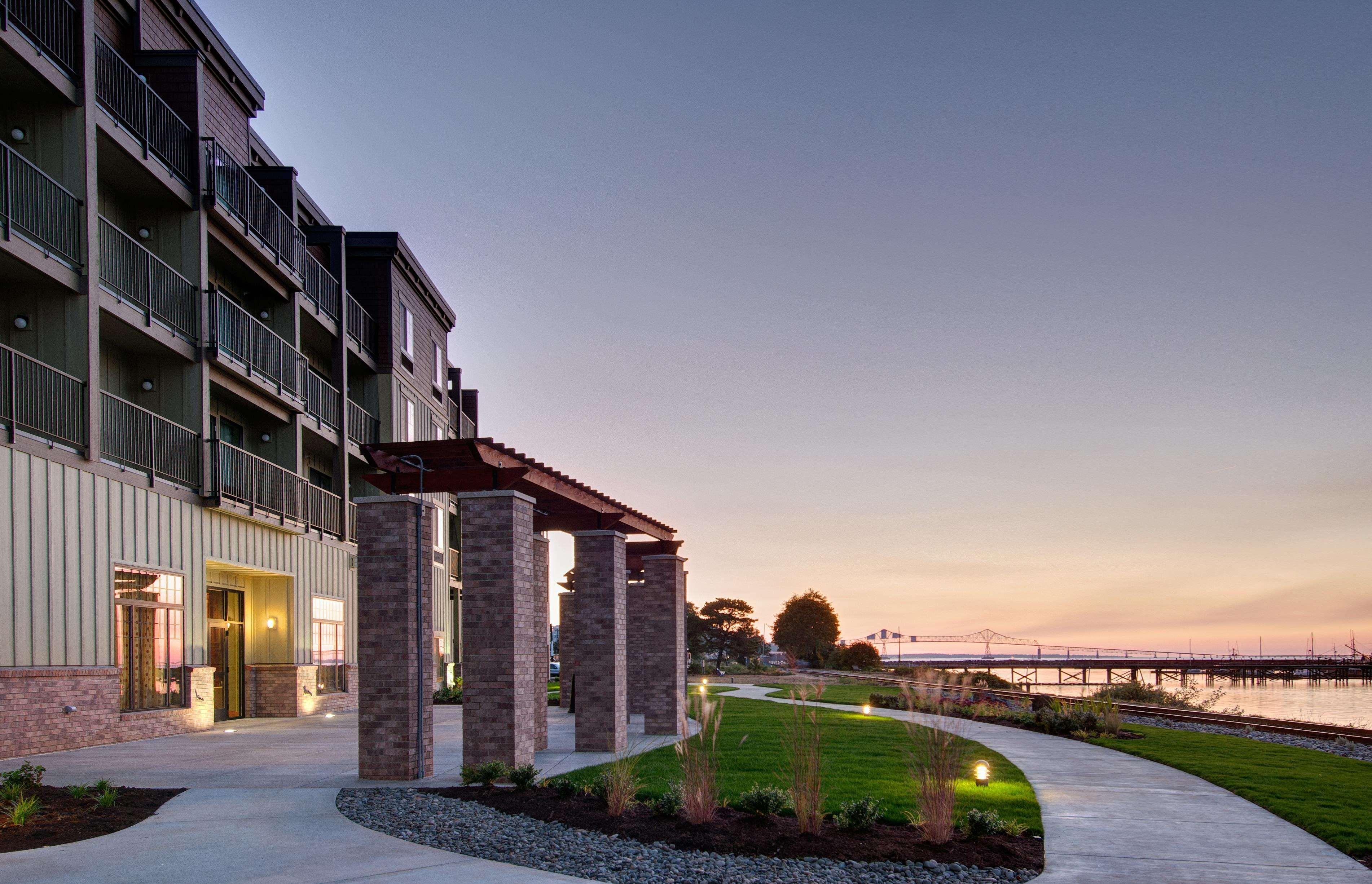 Hampton Inn & Suites Astoria Exterior photo